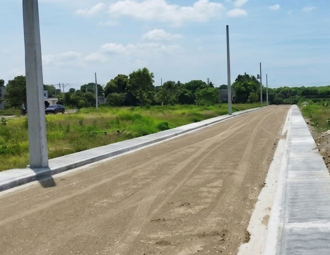 Calle asfaltada con aceras dentro del proyecto Solares Baní, Villa Sombrero